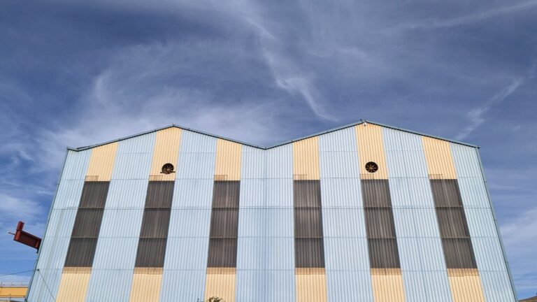 Facade d'un batiment industriel concerne par l'audit energetique en entreprise