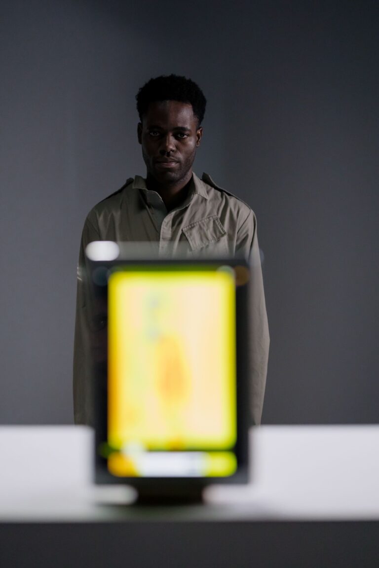 Technicien realisant une thermographie infrarouge d'un batiment
